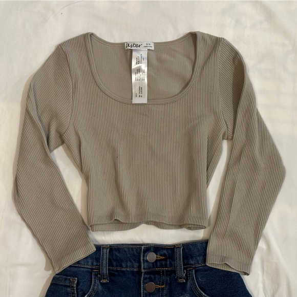 Khaki Quarter Sleeve Ribbed Stretchy Crop Top Size Small / Medium - Picture 3 of 4